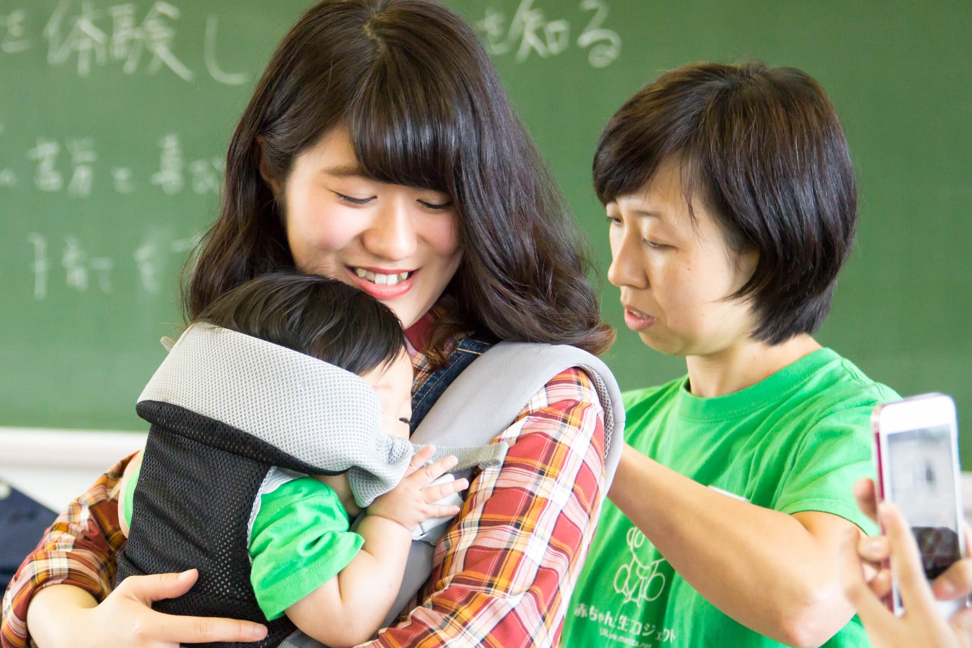 赤ちゃん先生の授業 — 高校の教室で女子高生が赤ちゃんを抱っこする様子